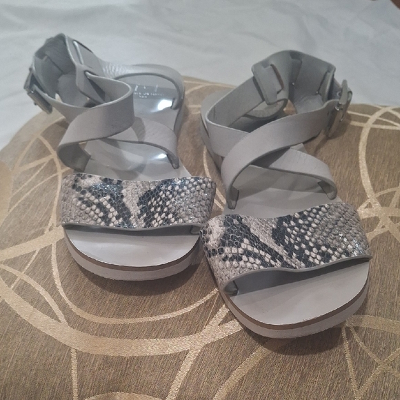Marc Fisher Wome's Gray and Snake Print Sandals Size 8M - Picture 2 of 12